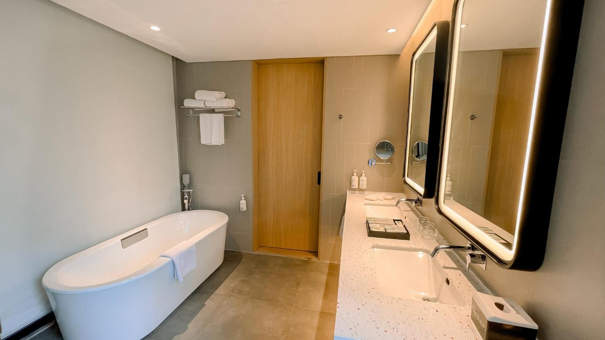 Holiday Inn Lampung Bukit Randu By Ihg Бандар Лампунг Екстериор снимка